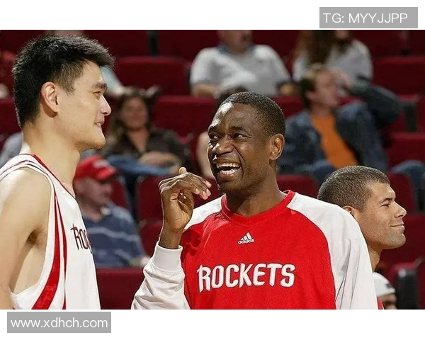 姚明与贾巴尔同框合影展现篮球传奇的辉煌瞬间 姚明与贾巴尔同框合影展现篮球传奇的辉煌瞬间