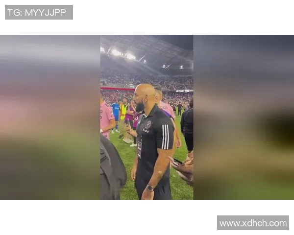 足球明星保镖勇敢拦截骚扰者展现职业素养与责任感 足球明星保镖勇敢拦截骚扰者展现职业素养与责任感