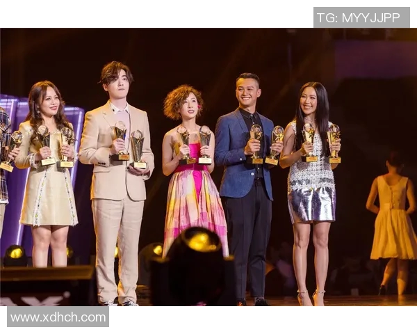 足球明星荣耀时刻盛典现场星光熠熠颁奖盛况引发球迷热烈欢呼 足球明星荣耀时刻盛典现场星光熠熠颁奖盛况引发球迷热烈欢呼