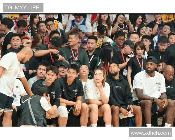 篮球巨星在足球场上被众多足球明星围绕的精彩瞬间揭秘